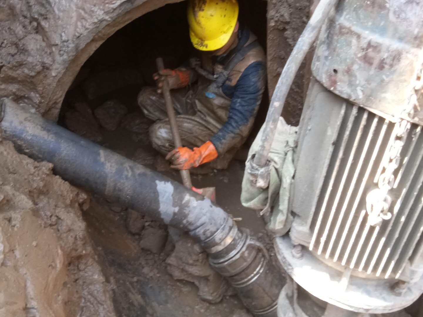 扎鲁特管道清淤