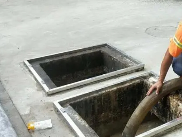 扎鲁特化粪池清理