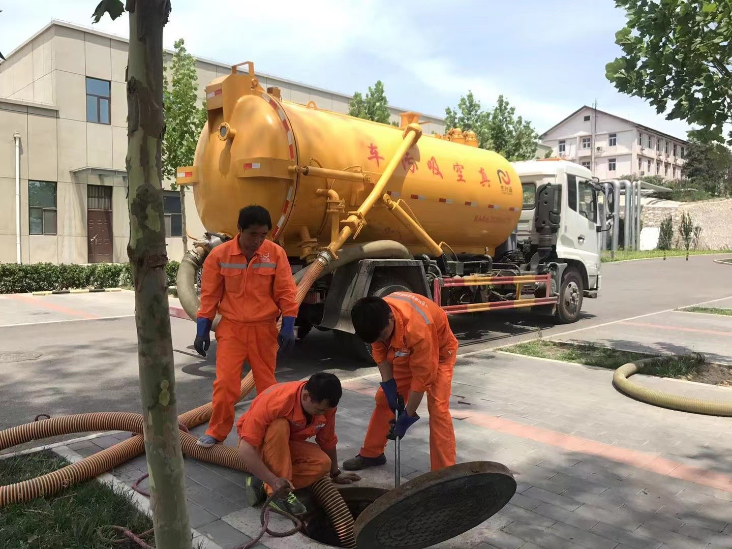 扎鲁特管道疏通车停在窨井附近