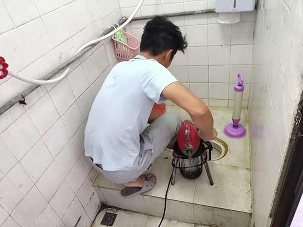 扎鲁特管道堵塞冒臭气 专业师傅现场解决问题