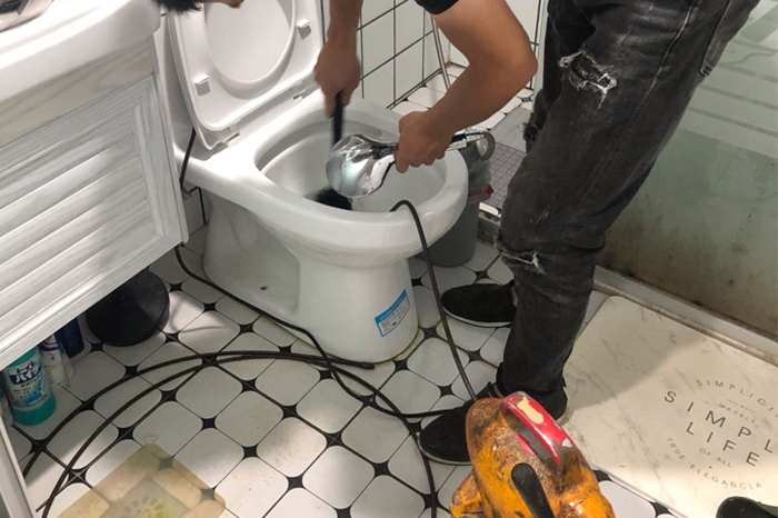 扎鲁特马桶堵塞自己疏通还是找师傅？专业上门服务让你省时更省心