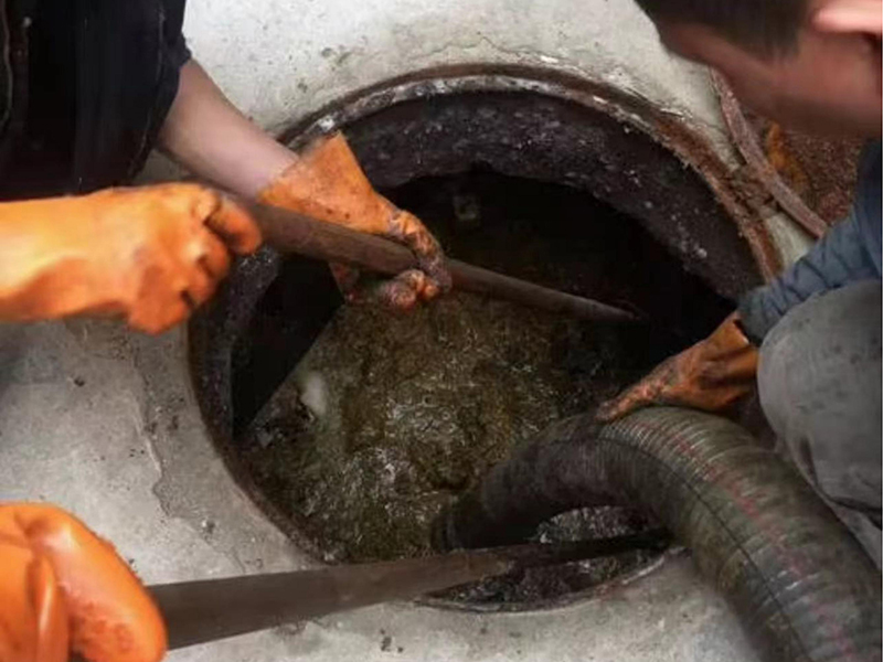 扎鲁特清理化粪池时如何避免沼气的危害？